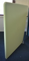 Lyddempende skillevegg i lyst grønt stoff, Abstracta Softline, 120x160cm, pent brukt