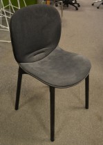 Konferansestol fra RBM, modell NOOR i sort med sort stoffsete og rygg, ben i sortbeiset eik, pent brukt