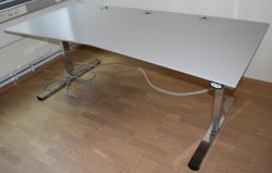Stort, elektrisk hevsenk skrivebord fra Martela i gråbeige laminat / krom understell, 210x100cm, pent brukt