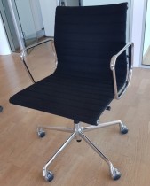 Lekker kontorstol fra Vitra: Eames EA117 i sort hopsack stoff / krom, hjul og gasslift, pent brukt