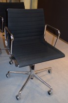 Lekker kontorstol fra Vitra: Eames EA117 i sort hopsack stoff / krom, hjul og gasslift, pent brukt