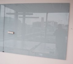 Whiteboard i glass med litt grønntone, vegghengt modell, 150x120cm, pent brukt