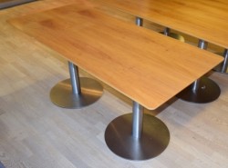Kompakt møtebord / kantinebord i flammebjerk og satinert krom, 160x70cm, pent brukt
