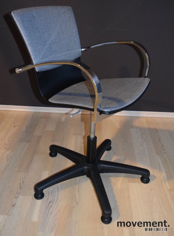 Solgt!Konferansestol i grått stoff, krom - 1 / 3