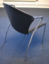 Konferansestol i sort med sete i koksgrått stoff fra One Collection, modell: Bessi, pent brukt