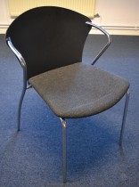 Konferansestol i sort med sete i koksgrått stoff fra One Collection, modell: Bessi, pent brukt