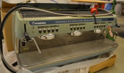 Faema E92 Elite espressomaskin i turkis/grønn farge, 3gruppers, 3fas 400V, pent brukt 2006-modell