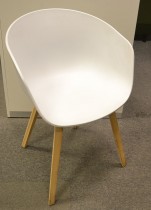 HAY About a chair AAC 22 i hvit / eik, pent brukt