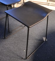 Konferansestol / krakk i sort fra Viccarbe, modell Last minute low, sittehøyde: 45,5cm, pent brukt