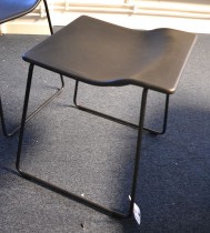 Konferansestol / krakk i sort fra Viccarbe, modell Last minute low, sittehøyde: 45,5cm, pent brukt