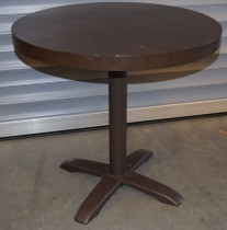 Kafebord fra Pedrali med plate i brunt, firpassfot i brunlakkert metall, Ø=80cm, H=74,5cm, pent brukt