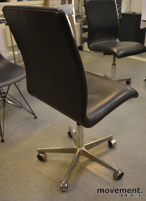 Kontorstol konferansestol på hjul isort skinn fra Fritz Arne Jacobsen. Oxford kontorstol |
