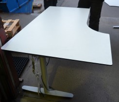 Skrivebord med elektrisk hevsenk i hvitt fra Edsbyn, 160x110cm, ventresløsning, pent brukt