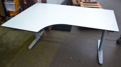 Skrivebord med elektrisk hevsenk i hvitt fra Edsbyn, 160x110cm, ventresløsning, pent brukt