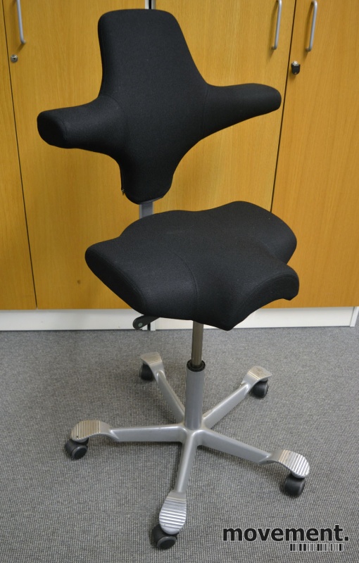 Ergonomisk kontorstol fra Håg: Capisco8106, sort stoff Ergonomisk kontorstol Håg Capisco 8106nytrukket i sort stoff