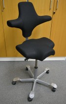 Ergonomisk kontorstol fra Håg: Capisco 8106, sort stoff / grått fotkryss, 69cm maxhøyde, pent brukt