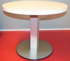 Loungebord / kaffebord fra ForaForm, Convent-serie, Ø=80cm H=66cm, hvit plate, aluminium søylefot, pent brukt