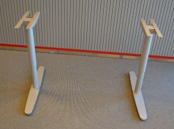 Understell for skrivebord i grålakkert metall fra Edsbyn, passer plater fra 120cm bredde og større, pent brukt
