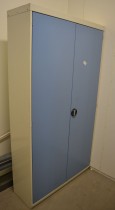 Stålskap med dører, i lysegrått / blått fra Kenno, 193cm høyde, 106cm bredde, pent brukt