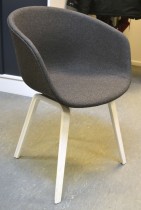 HAY About a chair AAC 23 i NYTRUKKET i gråmelert ullstoff. ben i hvitlakkert eik, pent brukt