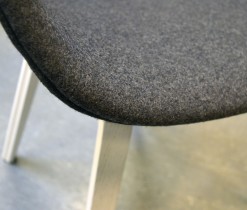 HAY About a chair AAC 23 i NYTRUKKET i gråmelert ullstoff. ben i hvitlakkert eik, pent brukt