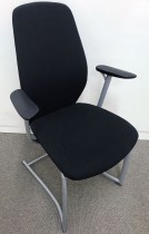 Møteromsstol / besøksstol fra Kinnarps, mod Plus 377 i sort stoff / sort armlene, grå ramme, pent brukt
