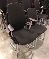 Møteromsstol / besøksstol fra Kinnarps, mod Plus 377 i sort stoff / sort armlene, grå ramme, pent brukt