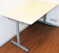 IKEA Galant skrivebord i hvitt, 160x80cm, T-ben i grått, pent brukt