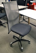 Håg H09, 9272 kontorstol / konferansestol i sort stoff / mesh-rygg, uten armlener, pent brukt