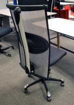 Håg H09, 9272 kontorstol / konferansestol i sort stoff / mesh-rygg, uten armlener, pent brukt