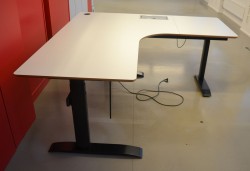 Hjørneløsning / skrivebord med elektrisk hevsenk i lys grå fra Linak. 180x180cm, pent brukt