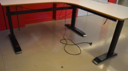 Hjørneløsning / skrivebord med elektrisk hevsenk i lys grå fra Linak. 180x180cm, pent brukt
