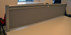 Bordskillevegg i lyst grått stoff, 173x40cm, pent brukt