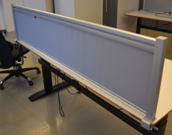 Bordskillevegg i lyst grått stoff, 173x40cm, pent brukt