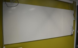 Stort whiteboard vegghengt, 300x120cm, pent brukt