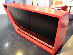 Dekorativ kjøkkenøy / buffet / barbord i rød Corian / sorte skap, bredde 280cm, dybde 60cm, høyde 110cm, pent brukt