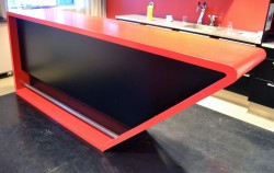 Dekorativ kjøkkenøy / buffet / barbord i rød Corian / sorte skap, bredde 280cm, dybde 60cm, høyde 110cm, pent brukt