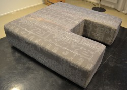 Stor puff / loungemøbel i grått "tog-stoff", 160x160cm med utskjæring 60x60 på den ene siden, pent brukt