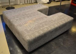 Stor puff / loungemøbel i grått "tog-stoff", 160x160cm med utskjæring 60x60 på den ene siden, pent brukt