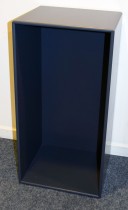Vegghengt hylle fra Montana, mørk grå farge, 35,5cm bredde, 67,7cm høyde, 30cm dybde, pent brukt