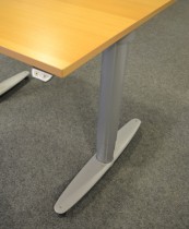 Kinnarps T-serie kompakt elektrisk hevsenk skrivebord 100x80cm i bøk, pent brukt