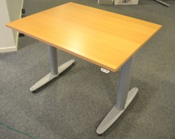 Kinnarps T-serie kompakt elektrisk hevsenk skrivebord 100x80cm i bøk, pent brukt