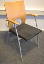Konferansestol / møteromsstol fra Kinnarps, modell Yin i mørk grå mikrofiber / eik, pent brukt