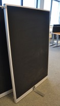 Skillevegg fra Kinnarps, modell Rezon i sort, 100cm bredde, 150cm høyde, pent brukt
