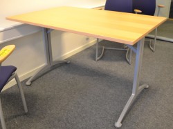 Kompakt møtebord / kantinebord / skrivebord i bøk / grå fra Kinnarps, 120x80cm, passer 4 personer, pent brukt