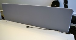 Bordskillevegg fra Götessons i lyst grått stoff med hvit glidelås, 160x65cm, pent brukt