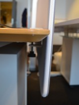 Bordskillevegg fra Götessons i lyst grått stoff med hvit glidelås, 160x65cm, pent brukt