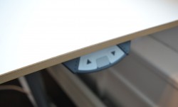 Skrivebord med elektrisk hevsenk i hvitt fra Svenheim, 180x90cm med mavebue, pent brukt