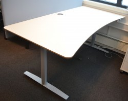 Skrivebord med elektrisk hevsenk i hvitt fra Svenheim, 180x90cm med mavebue, pent brukt