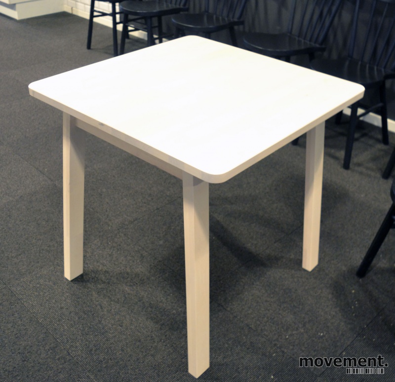 Lite møtebord spisebord i hvitlasertbjerk fra IKEA, modell IKEA Norråker barkrakk i hvitlasertbjerk, sittehøyde 74cm